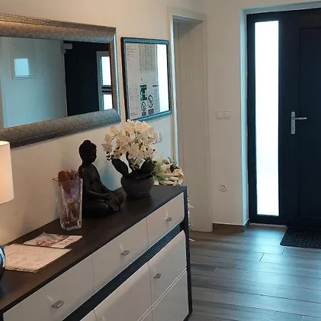 Cecilija Apartment *
